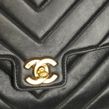 Chanel Medium Flap Tasche aus schwarzem Chevron-Lammleder mit 24K vergoldeten Beschlägen