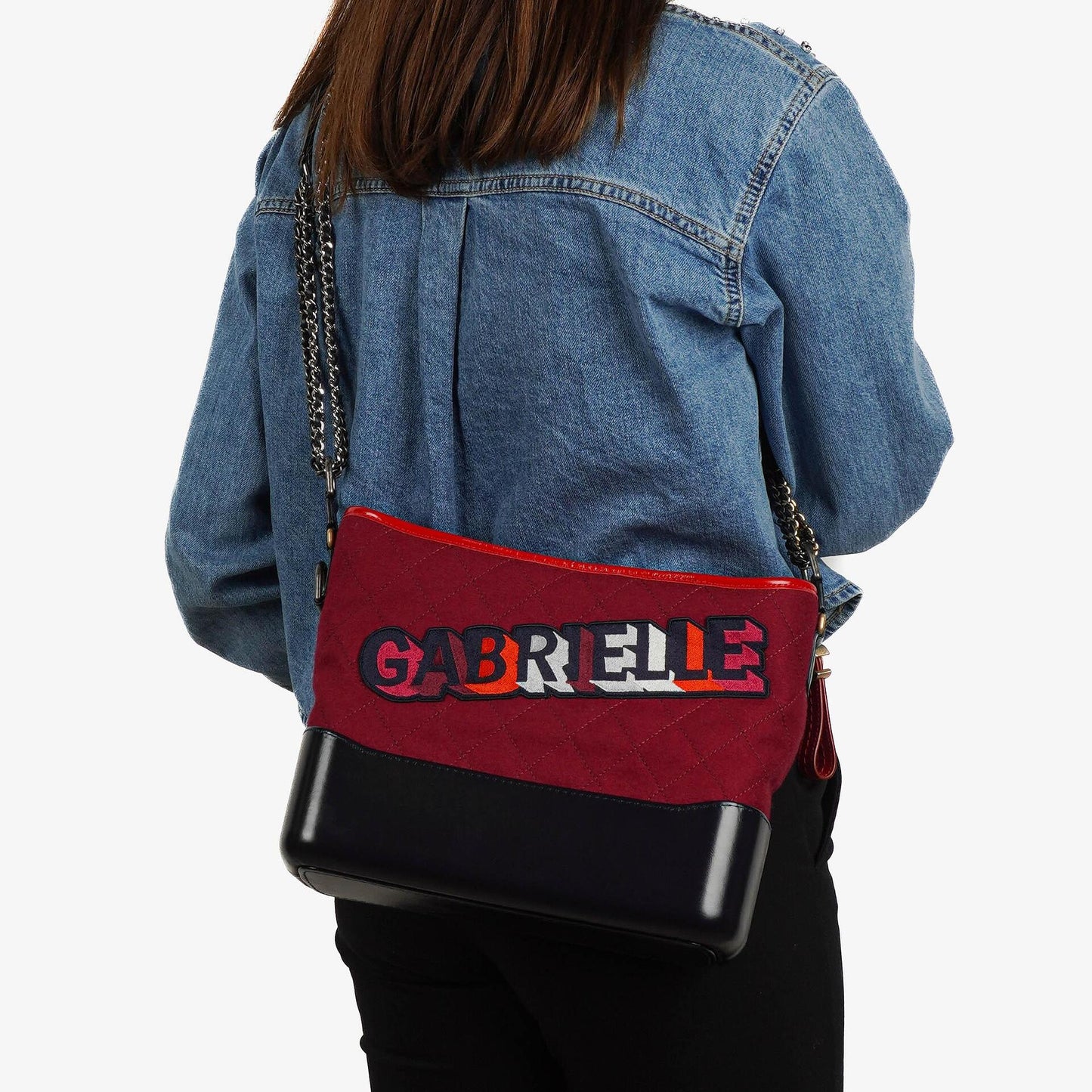 Chanel Medium Gabrielle Hobo Tasche aus bordeauxrotem gestepptem Filz und navyfarbenem Kalbsleder mit goldfarbenen, silberfarbenen und aged-silver Beschlägen