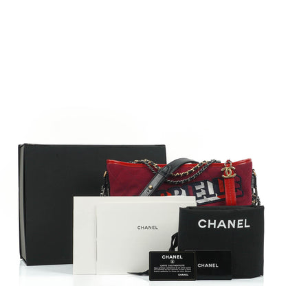 Chanel Medium Gabrielle Hobo Tasche aus bordeauxrotem gestepptem Filz und navyfarbenem Kalbsleder mit goldfarbenen, silberfarbenen und aged-silver Beschlägen