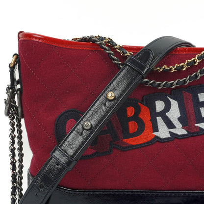 Chanel Medium Gabrielle Hobo Tasche aus bordeauxrotem gestepptem Filz und navyfarbenem Kalbsleder mit goldfarbenen, silberfarbenen und aged-silver Beschlägen