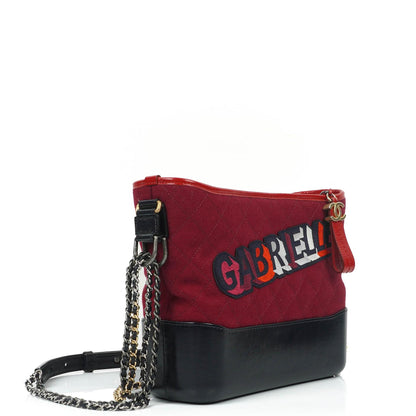 Chanel Medium Gabrielle Hobo Tasche aus bordeauxrotem gestepptem Filz und navyfarbenem Kalbsleder mit goldfarbenen, silberfarbenen und aged-silver Beschlägen
