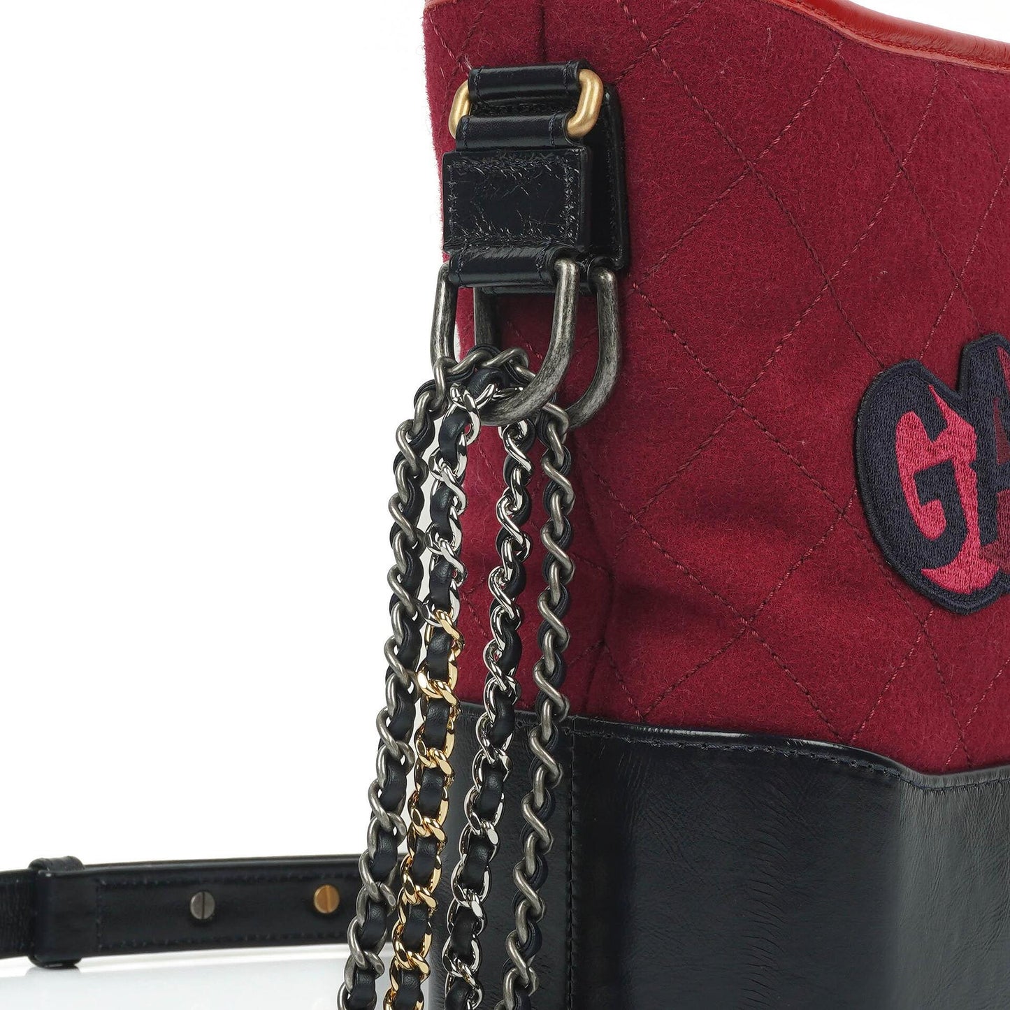 Chanel Medium Gabrielle Hobo Tasche aus bordeauxrotem gestepptem Filz und navyfarbenem Kalbsleder mit goldfarbenen, silberfarbenen und aged-silver Beschlägen