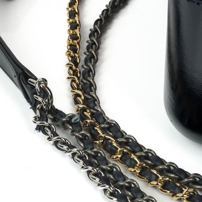 Chanel Medium Gabrielle Hobo Tasche aus bordeauxrotem gestepptem Filz und navyfarbenem Kalbsleder mit goldfarbenen, silberfarbenen und aged-silver Beschlägen