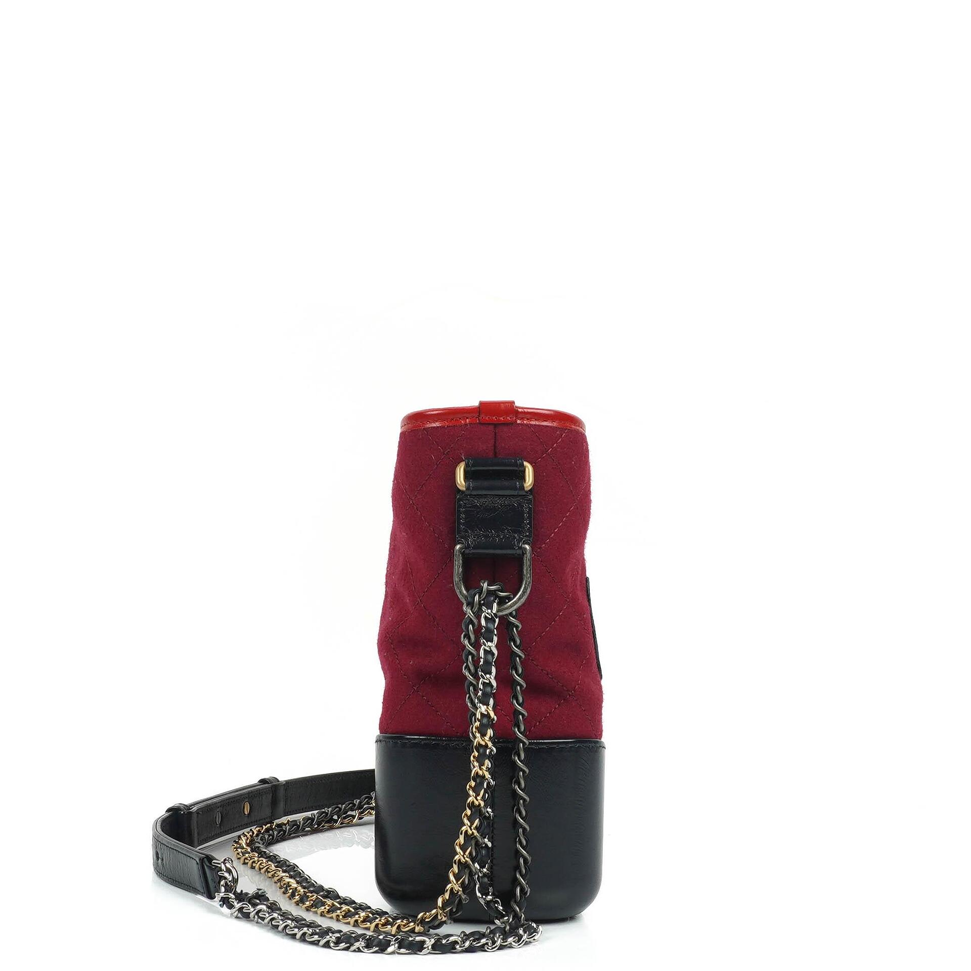 Chanel Medium Gabrielle Hobo Tasche aus bordeauxrotem gestepptem Filz und navyfarbenem Kalbsleder mit goldfarbenen, silberfarbenen und aged-silver Beschlägen