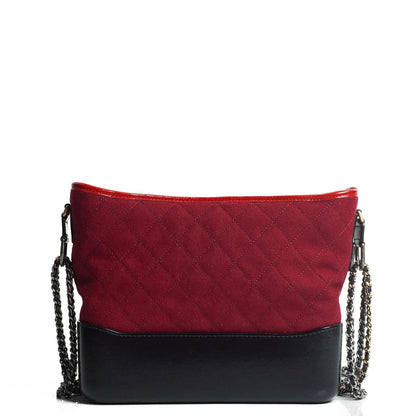 Chanel Medium Gabrielle Hobo Tasche aus bordeauxrotem gestepptem Filz und navyfarbenem Kalbsleder mit goldfarbenen, silberfarbenen und aged-silver Beschlägen