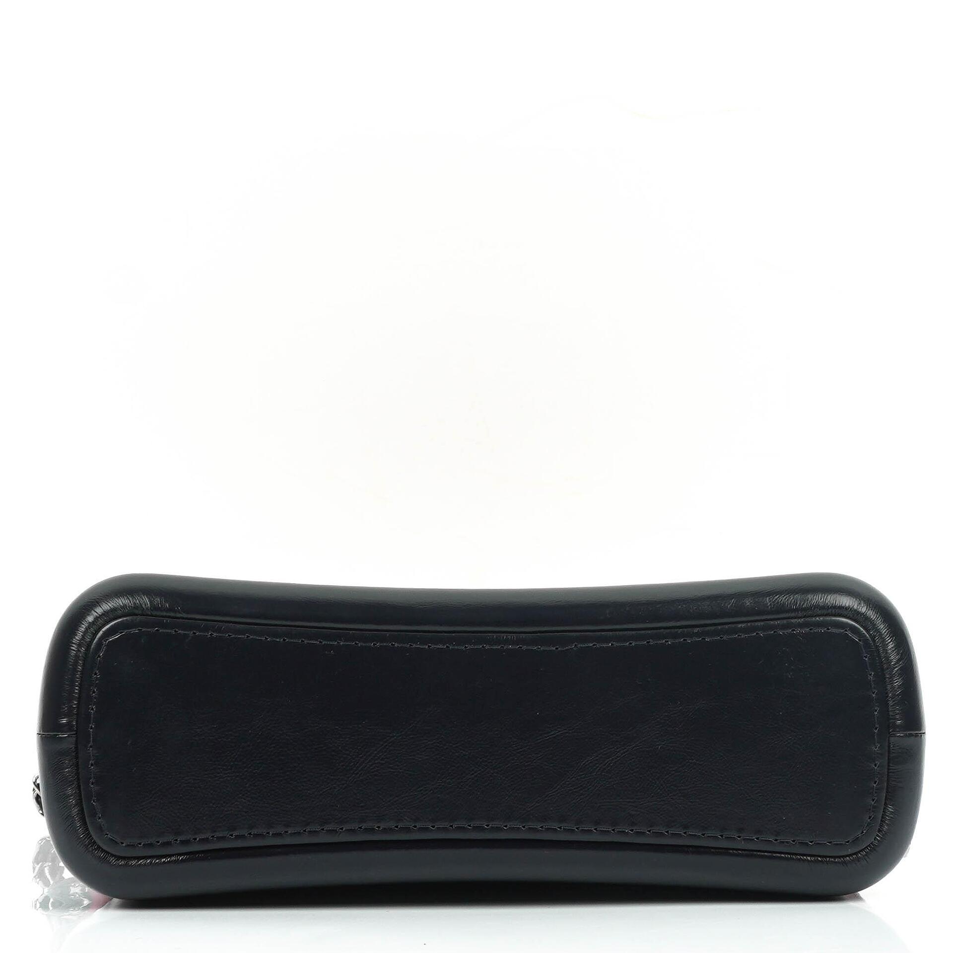 Chanel Medium Gabrielle Hobo Tasche aus bordeauxrotem gestepptem Filz und navyfarbenem Kalbsleder mit goldfarbenen, silberfarbenen und aged-silver Beschlägen