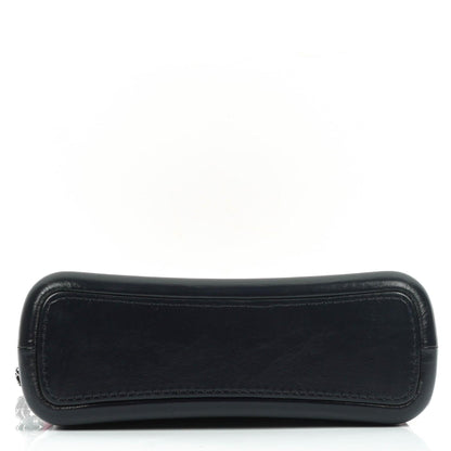 Chanel Medium Gabrielle Hobo Tasche aus bordeauxrotem gestepptem Filz und navyfarbenem Kalbsleder mit goldfarbenen, silberfarbenen und aged-silver Beschlägen