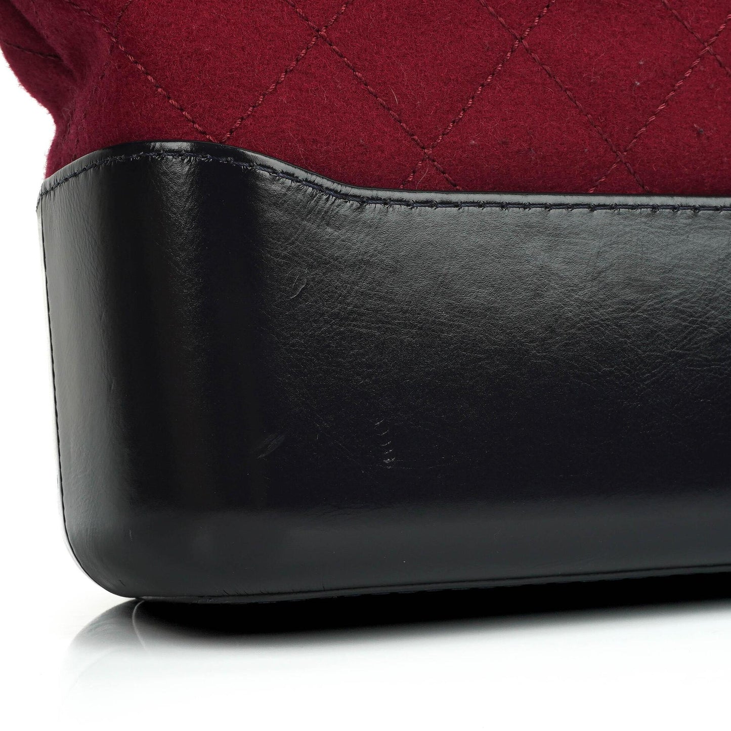 Chanel Medium Gabrielle Hobo Tasche aus bordeauxrotem gestepptem Filz und navyfarbenem Kalbsleder mit goldfarbenen, silberfarbenen und aged-silver Beschlägen
