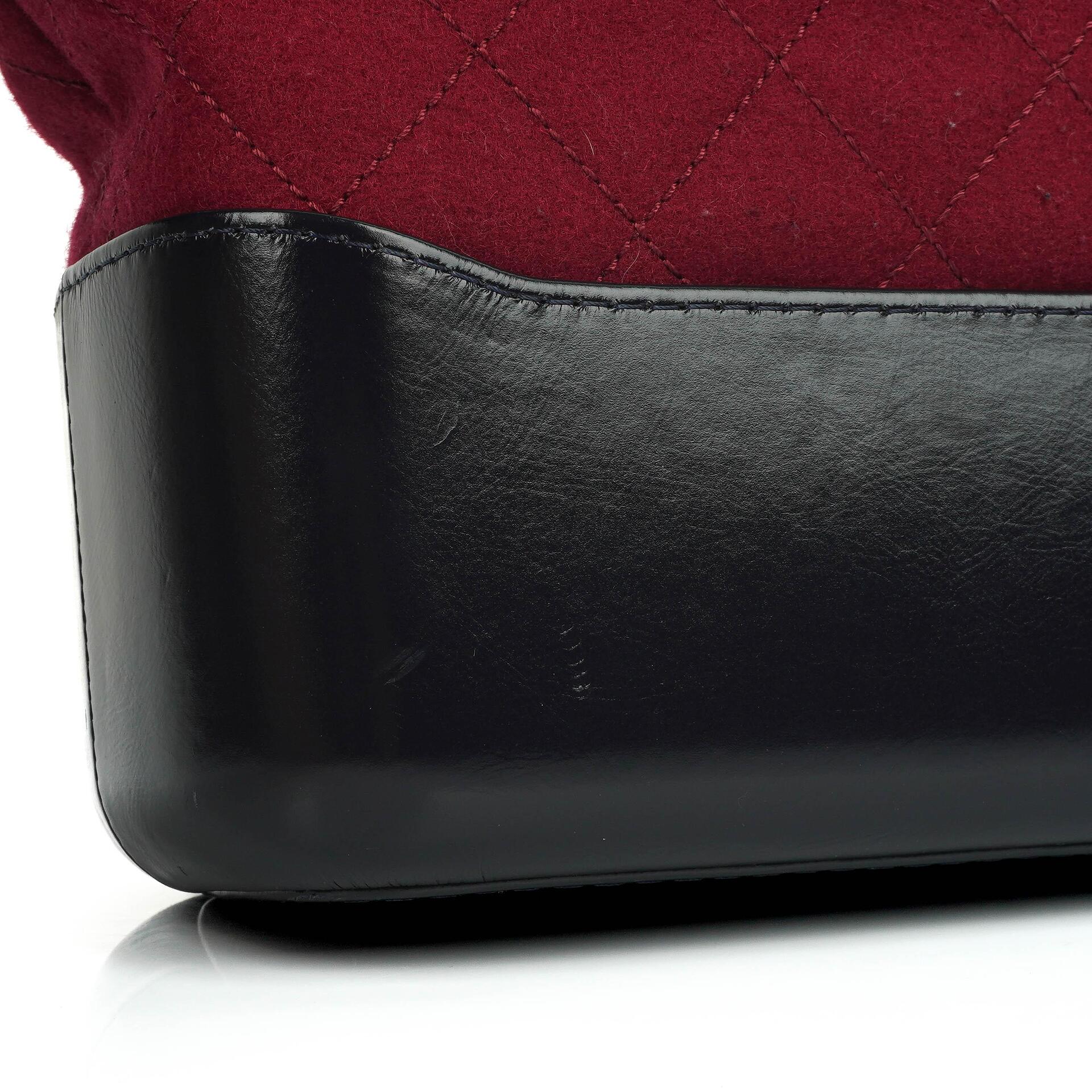 Chanel Medium Gabrielle Hobo Tasche aus bordeauxrotem gestepptem Filz und navyfarbenem Kalbsleder mit goldfarbenen, silberfarbenen und aged-silver Beschlägen