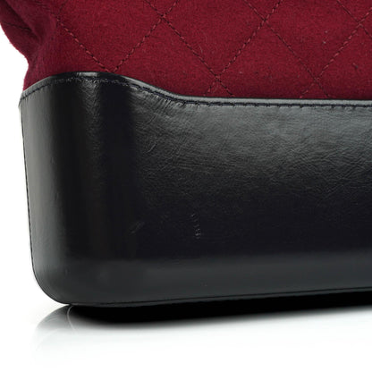 Chanel Medium Gabrielle Hobo Tasche aus bordeauxrotem gestepptem Filz und navyfarbenem Kalbsleder mit goldfarbenen, silberfarbenen und aged-silver Beschlägen
