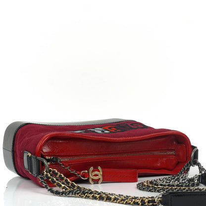 Chanel Medium Gabrielle Hobo Tasche aus bordeauxrotem gestepptem Filz und navyfarbenem Kalbsleder mit goldfarbenen, silberfarbenen und aged-silver Beschlägen