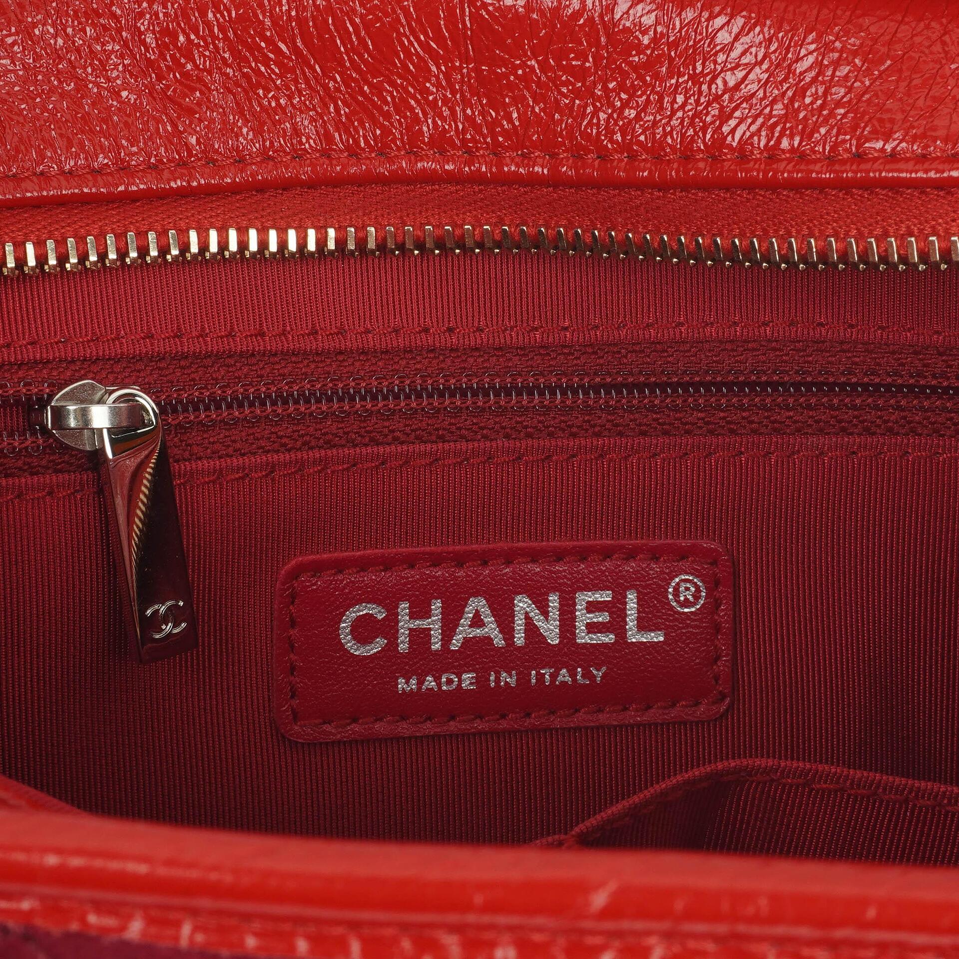 Chanel Medium Gabrielle Hobo Tasche aus bordeauxrotem gestepptem Filz und navyfarbenem Kalbsleder mit goldfarbenen, silberfarbenen und aged-silver Beschlägen