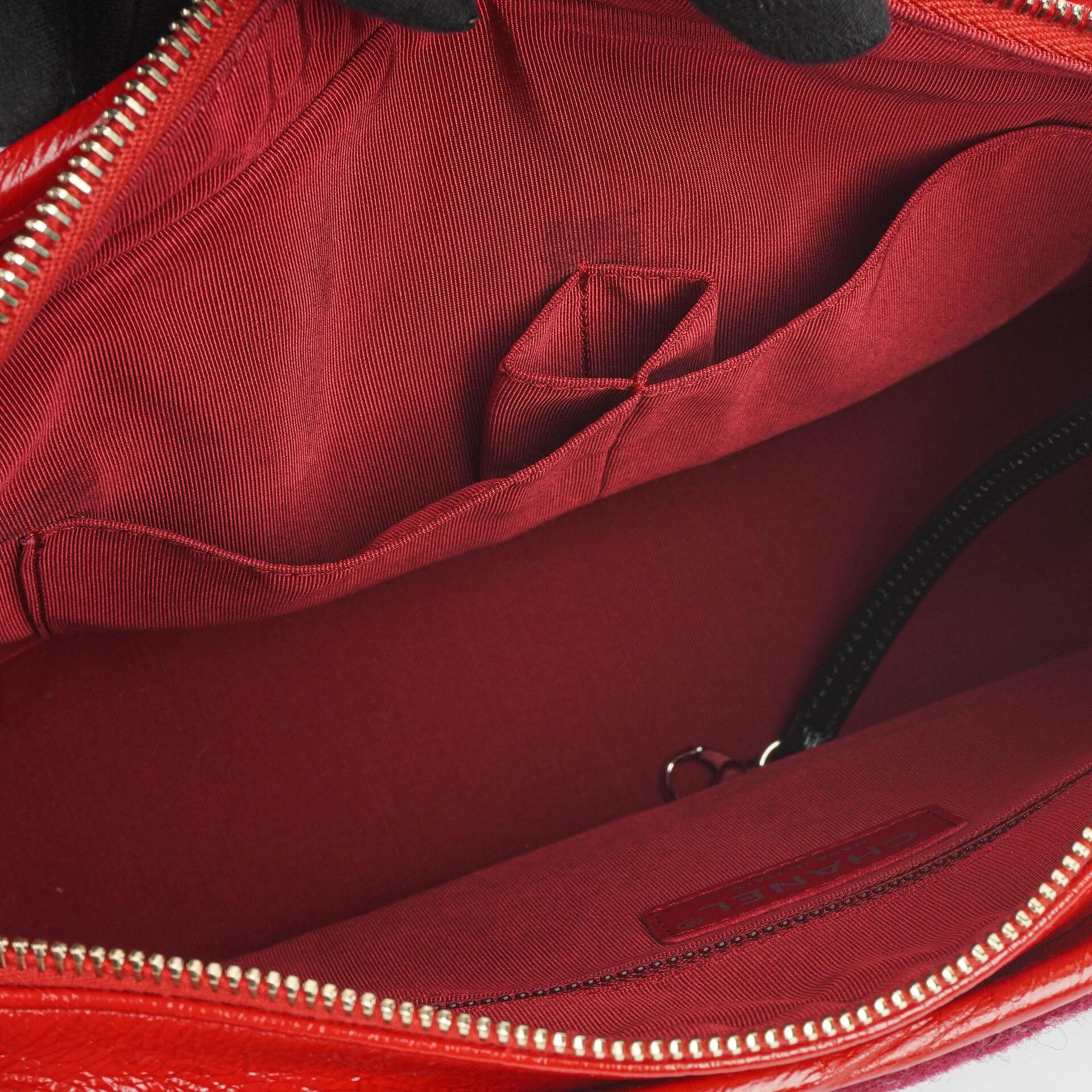 Chanel Medium Gabrielle Hobo Tasche aus bordeauxrotem gestepptem Filz und navyfarbenem Kalbsleder mit goldfarbenen, silberfarbenen und aged-silver Beschlägen