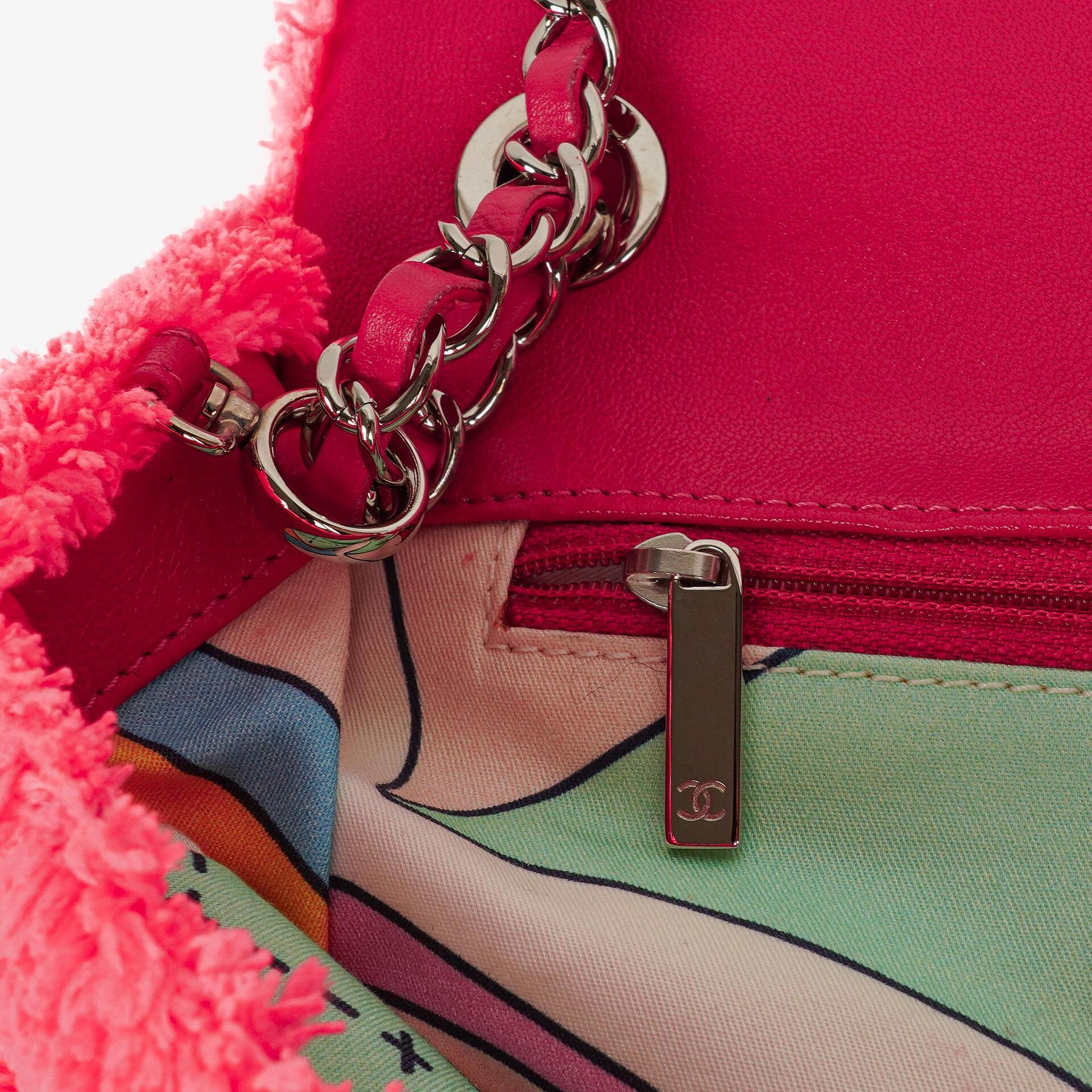 Chanel Mittlere Coco Beach Klappentasche aus gestepptem Terry-Stoff