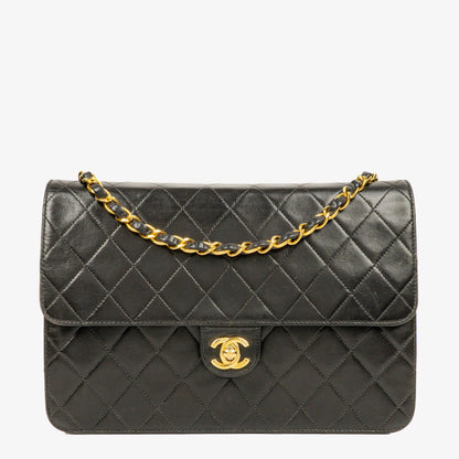 Chanel Medium Single Flap Bag aus schwarzem gestepptem Lammleder mit goldfarbenen Beschlägen