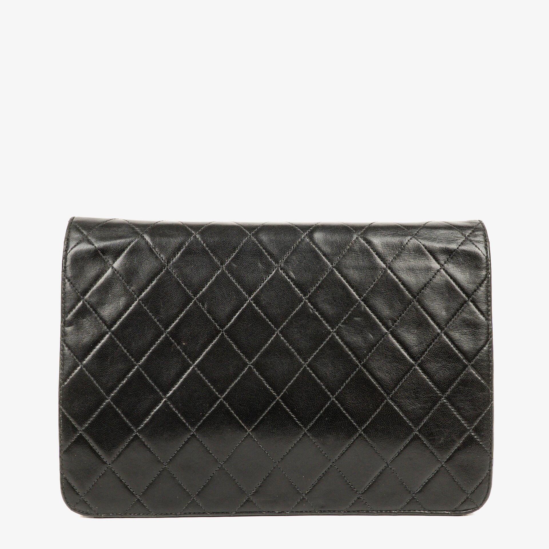 Chanel Medium Single Flap Bag aus schwarzem gestepptem Lammleder mit goldfarbenen Beschlägen