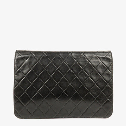 Chanel Medium Single Flap Bag aus schwarzem gestepptem Lammleder mit goldfarbenen Beschlägen