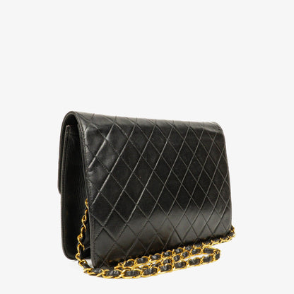 Chanel Medium Single Flap Bag aus schwarzem gestepptem Lammleder mit goldfarbenen Beschlägen