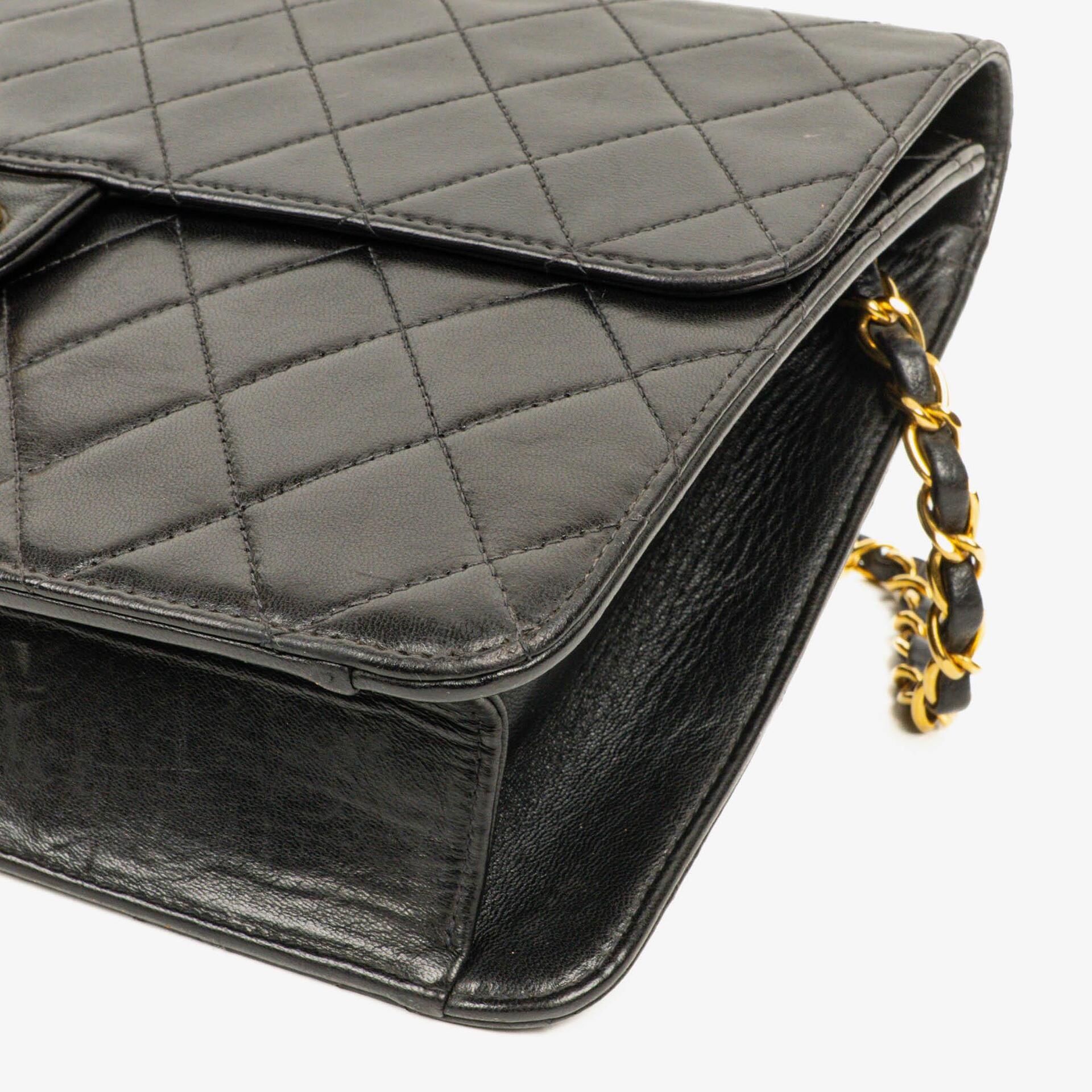 Chanel Medium Single Flap Bag aus schwarzem gestepptem Lammleder mit goldfarbenen Beschlägen