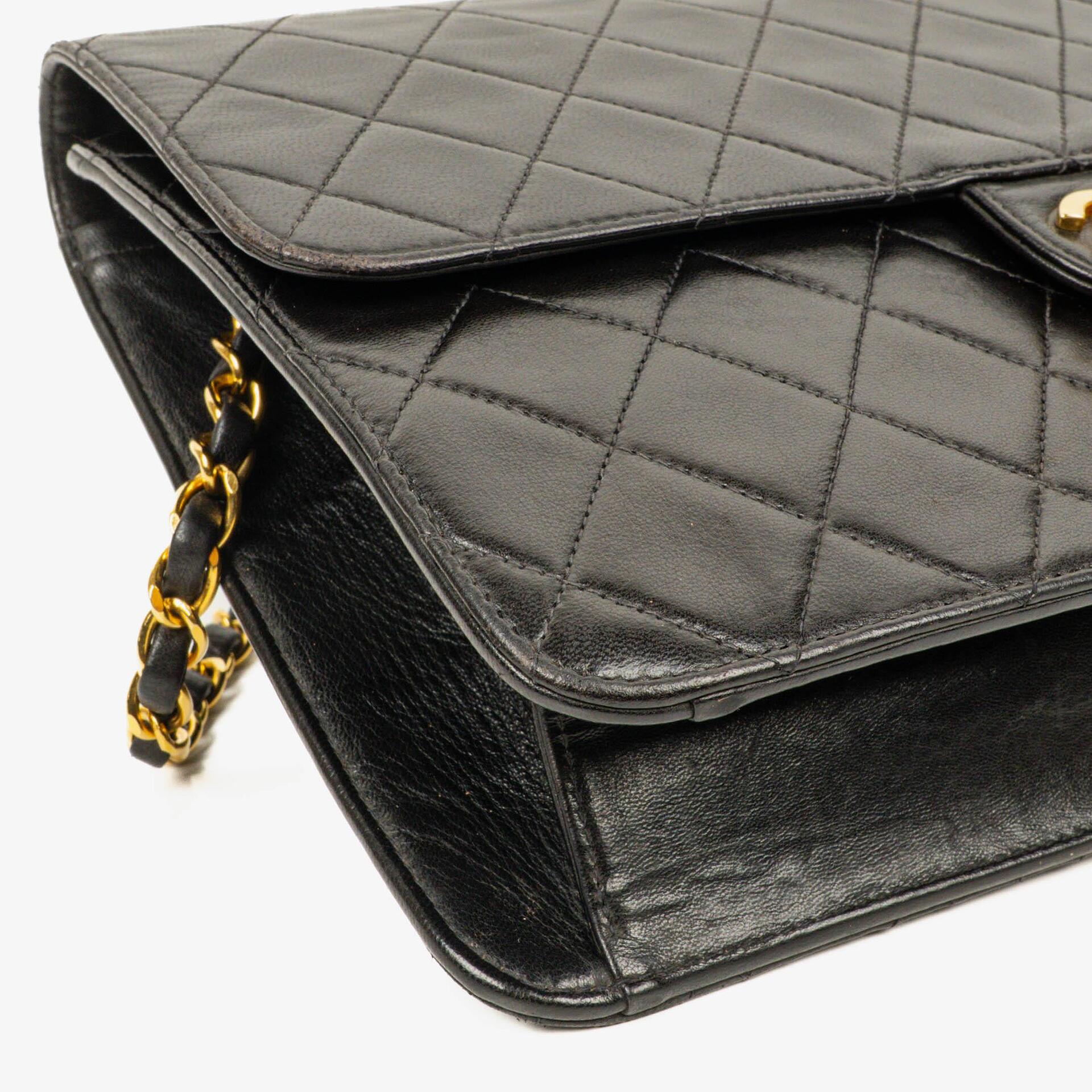 Chanel Medium Single Flap Bag aus schwarzem gestepptem Lammleder mit goldfarbenen Beschlägen
