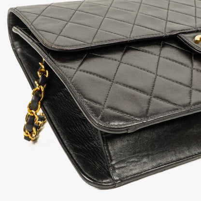 Chanel Medium Single Flap Bag aus schwarzem gestepptem Lammleder mit goldfarbenen Beschlägen