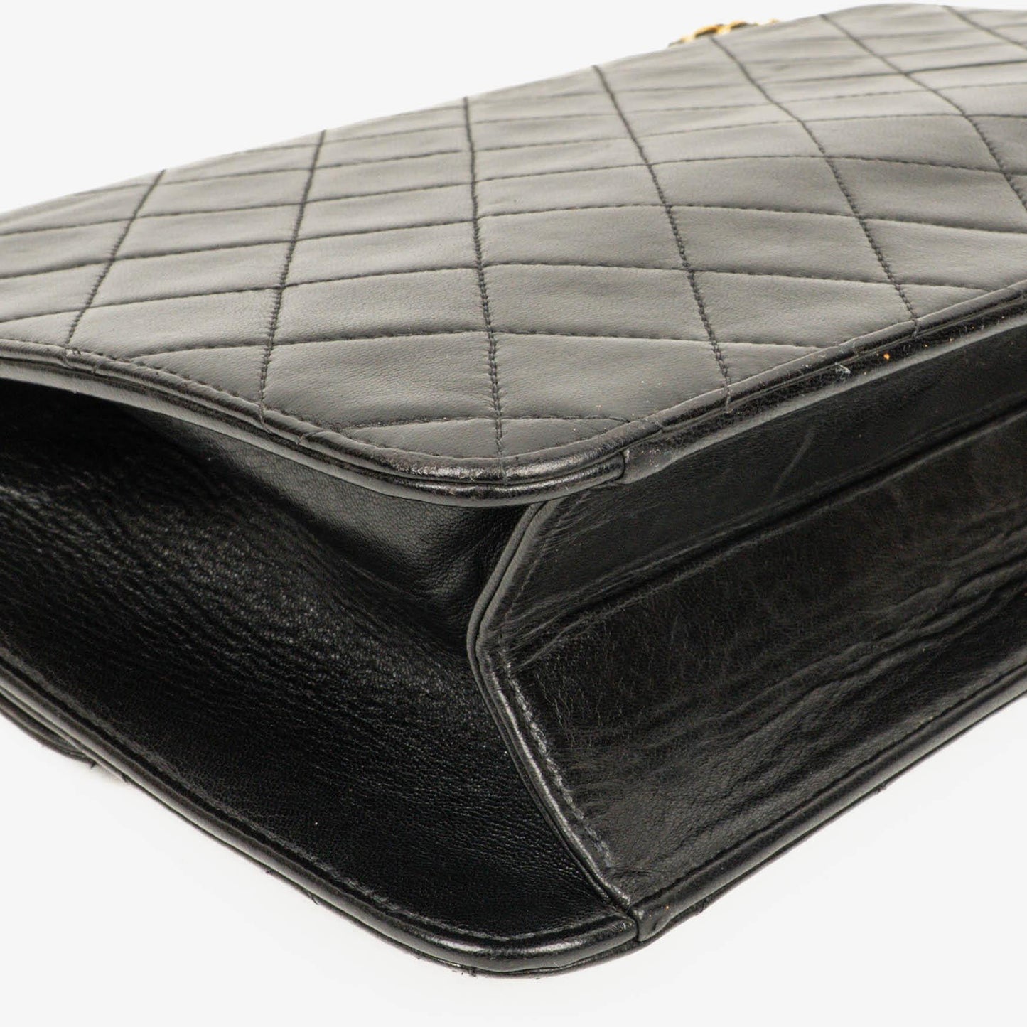 Chanel Medium Single Flap Bag aus schwarzem gestepptem Lammleder mit goldfarbenen Beschlägen
