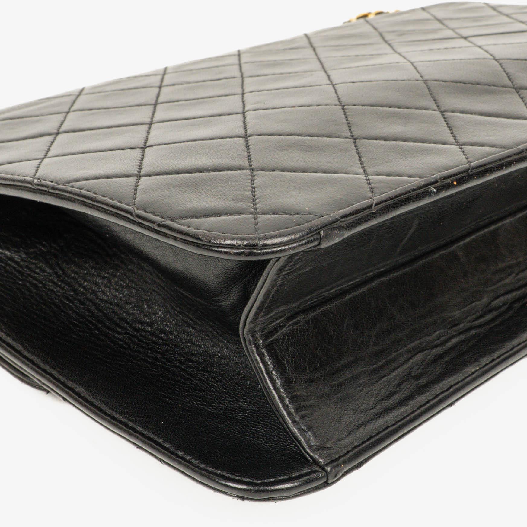Chanel Medium Single Flap Bag aus schwarzem gestepptem Lammleder mit goldfarbenen Beschlägen