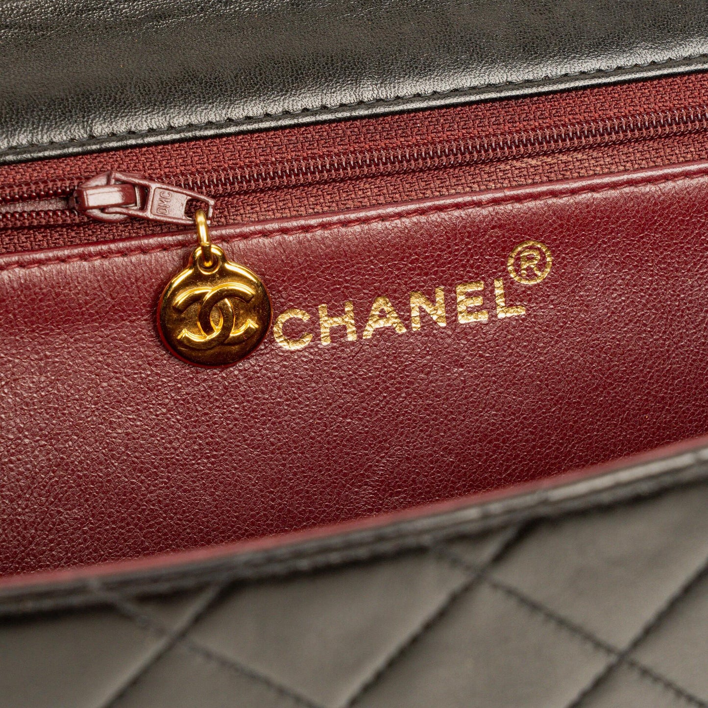 Chanel Medium Single Flap Bag aus schwarzem gestepptem Lammleder mit goldfarbenen Beschlägen