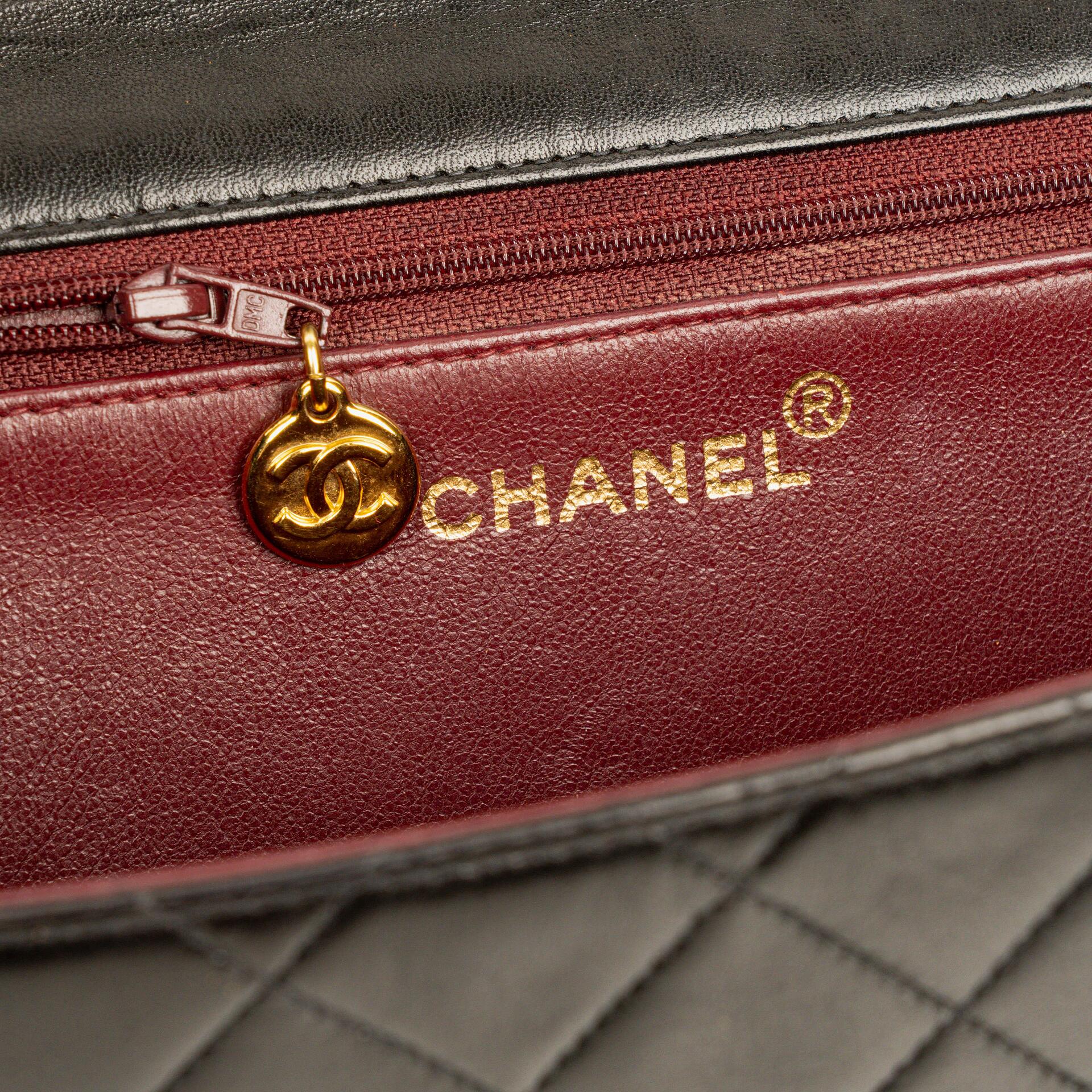 Chanel Medium Single Flap Bag aus schwarzem gestepptem Lammleder mit goldfarbenen Beschlägen
