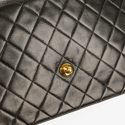 Chanel Medium Single Flap Bag aus schwarzem gestepptem Lammleder mit goldfarbenen Beschlägen