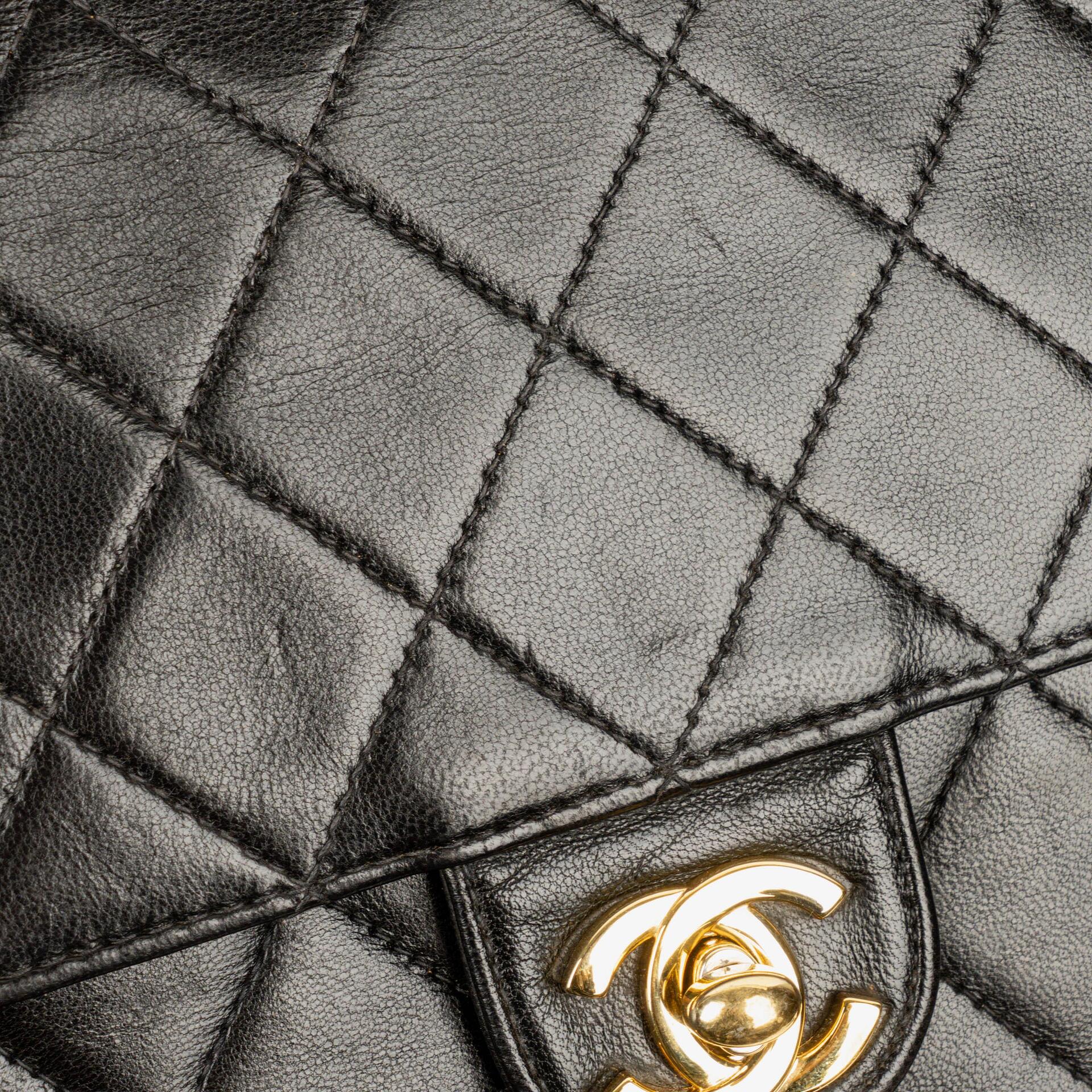 Chanel Medium Single Flap Bag aus schwarzem gestepptem Lammleder mit goldfarbenen Beschlägen