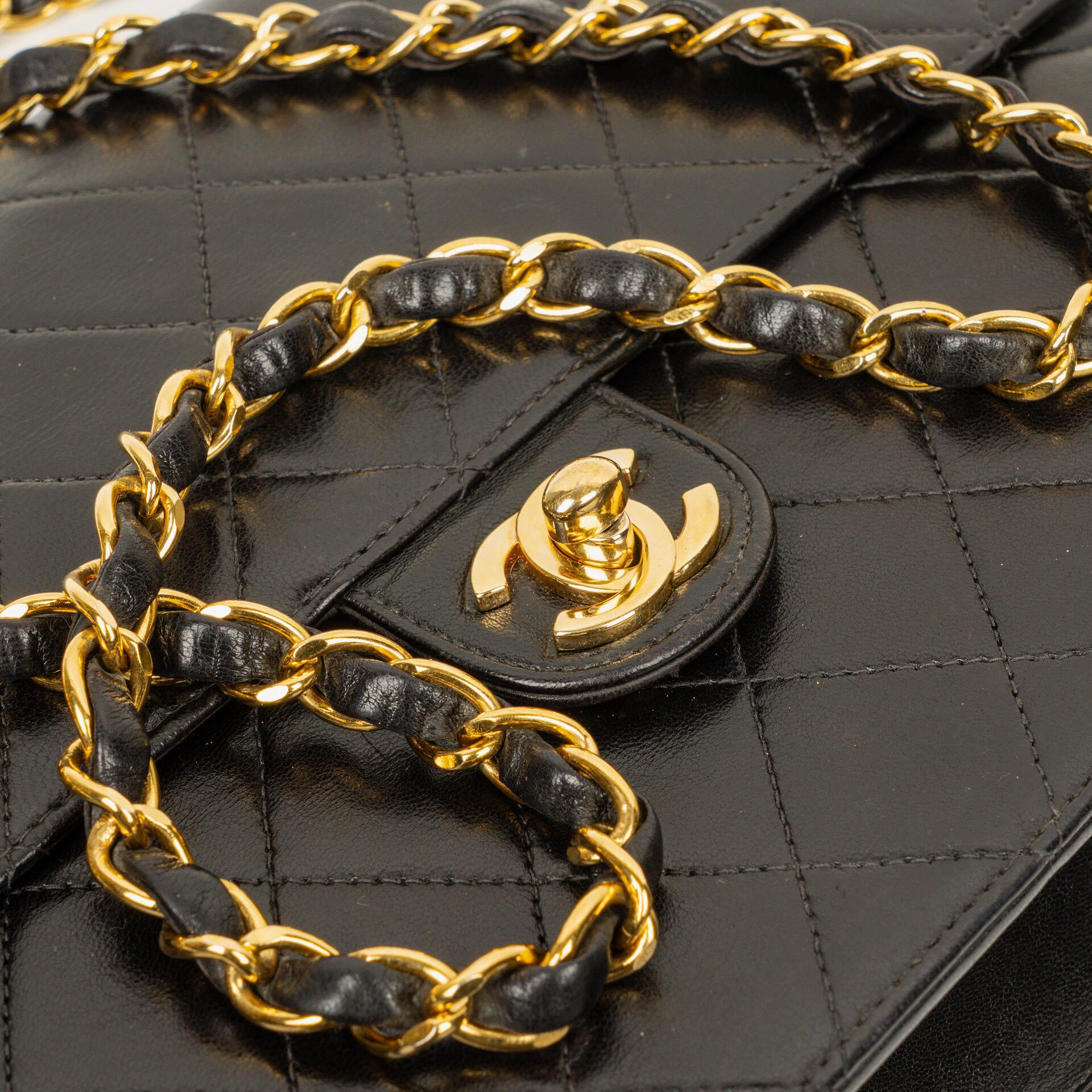 Chanel Medium Single Flap Bag aus schwarzem gestepptem Lammleder mit goldfarbenen Beschlägen
