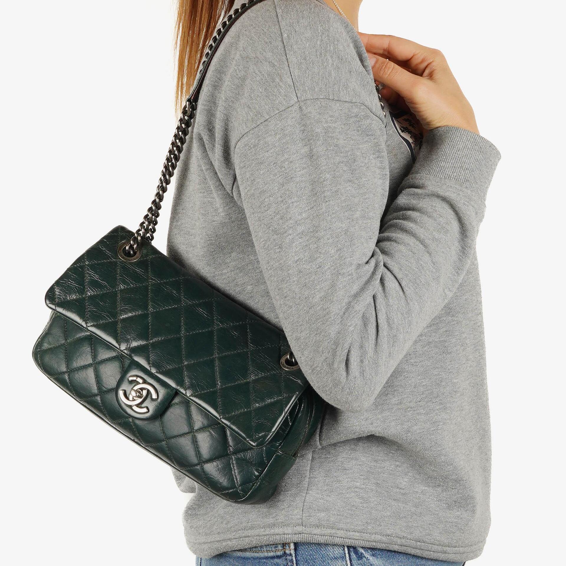 Chanel Medium Single Flap Bag Due Farbe Grün Gequiltetes Glänzendes Kalbsleder Ruthenium-Beschläge