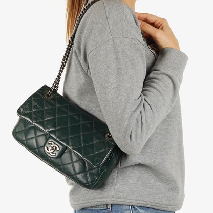 Chanel Medium Single Flap Bag Due Farbe Grün Gequiltetes Glänzendes Kalbsleder Ruthenium-Beschläge