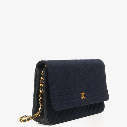 Chanel Mittlere Einzelklappen Tasche aus marineblauem diagonal gestepptem Jersey und Leder mit 24K vergoldeten Beschlägen