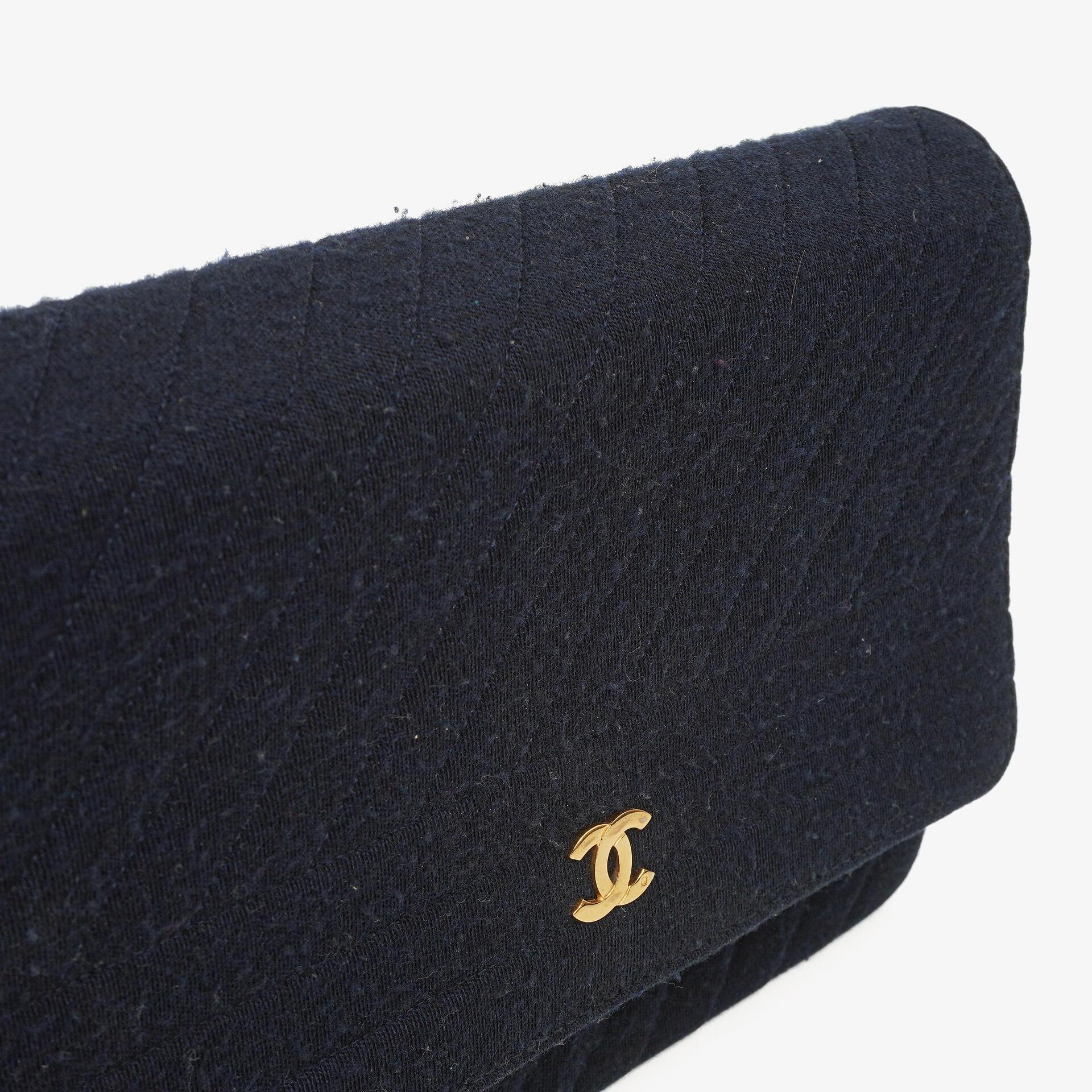 Chanel Mittlere Einzelklappen Tasche aus marineblauem diagonal gestepptem Jersey und Leder mit 24K vergoldeten Beschlägen