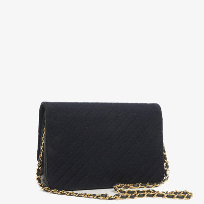 Chanel Mittlere Einzelklappen Tasche aus marineblauem diagonal gestepptem Jersey und Leder mit 24K vergoldeten Beschlägen