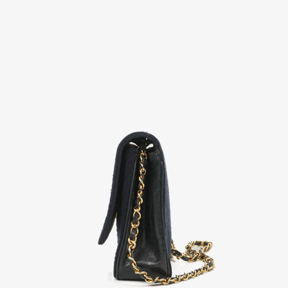 Chanel Mittlere Einzelklappen Tasche aus marineblauem diagonal gestepptem Jersey und Leder mit 24K vergoldeten Beschlägen