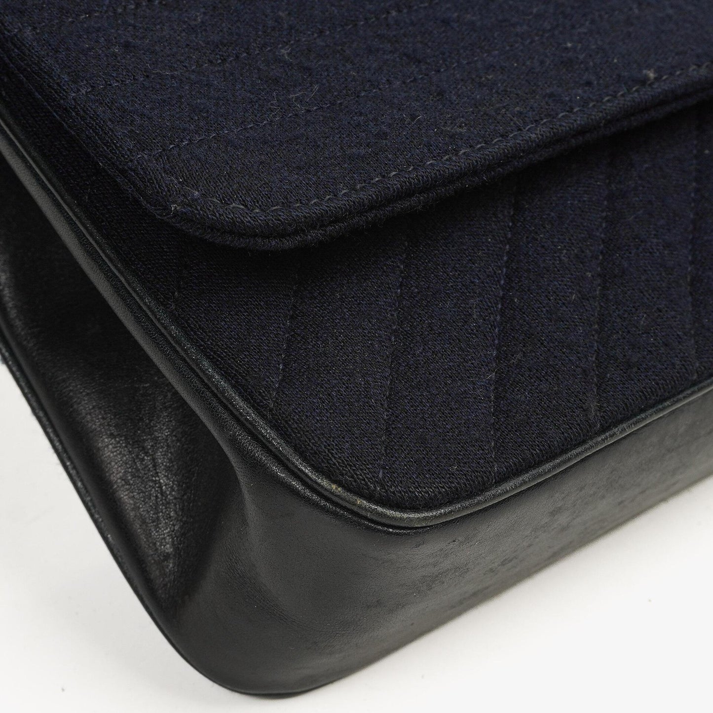 Chanel Mittlere Einzelklappen Tasche aus marineblauem diagonal gestepptem Jersey und Leder mit 24K vergoldeten Beschlägen