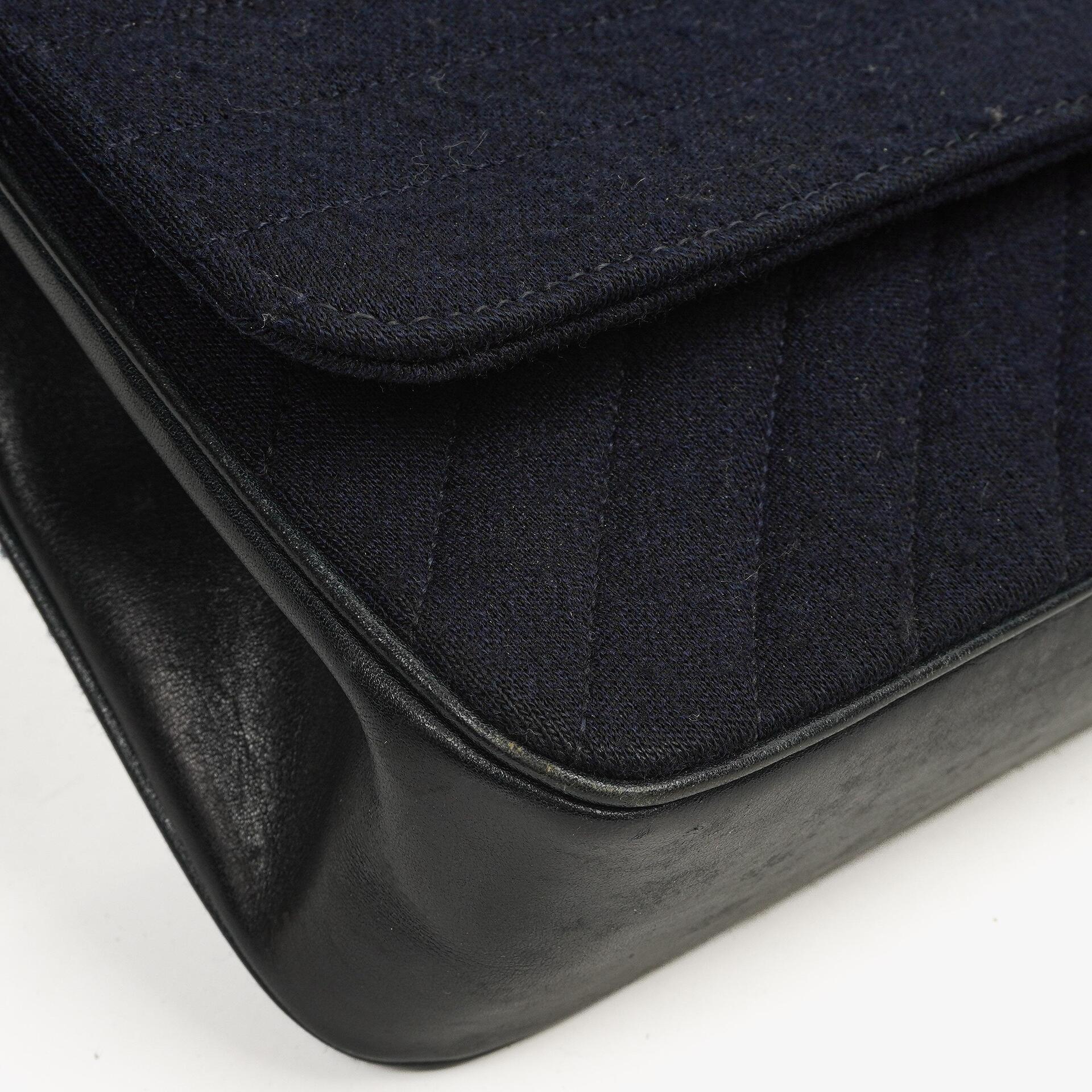 Chanel Mittlere Einzelklappen Tasche aus marineblauem diagonal gestepptem Jersey und Leder mit 24K vergoldeten Beschlägen