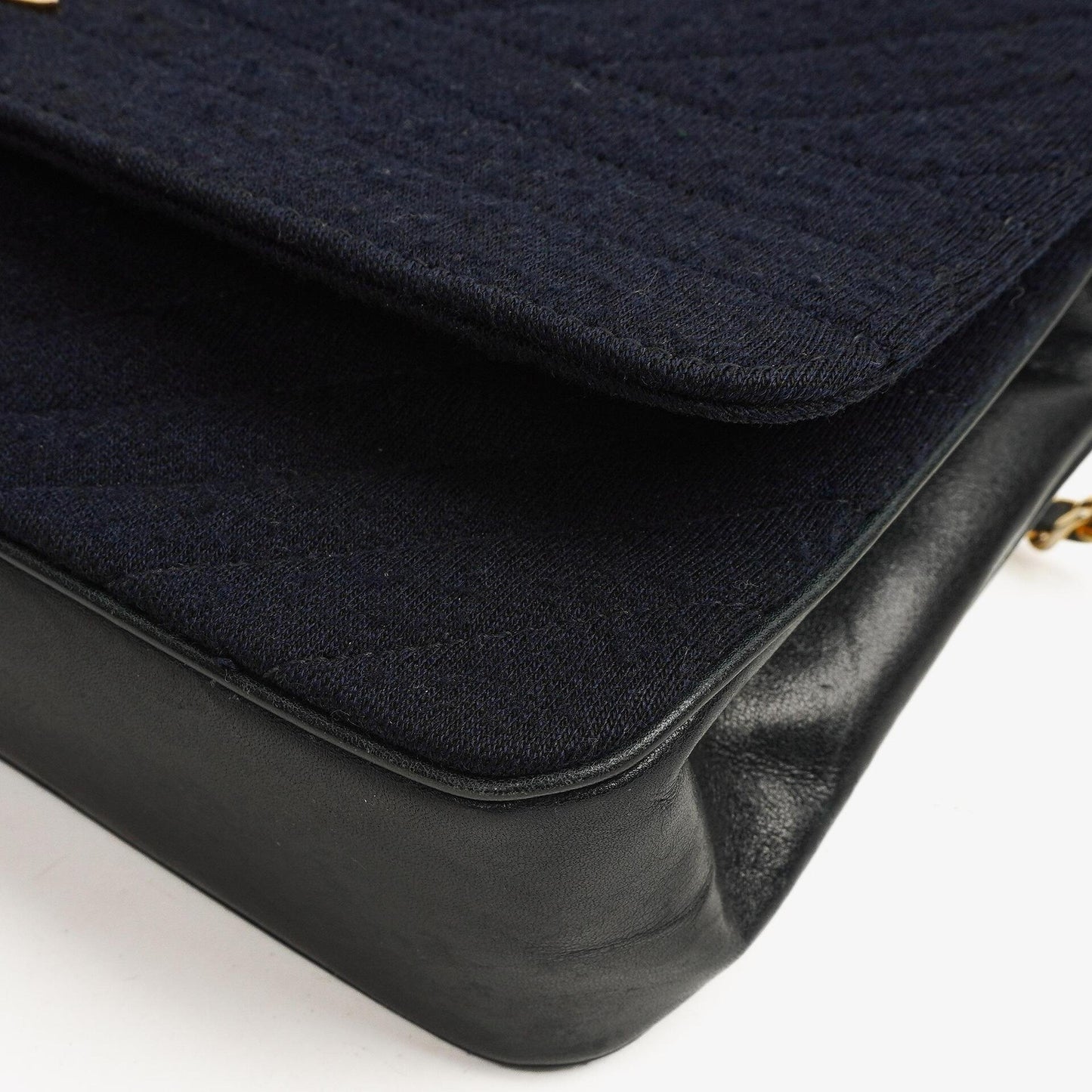 Chanel Mittlere Einzelklappen Tasche aus marineblauem diagonal gestepptem Jersey und Leder mit 24K vergoldeten Beschlägen