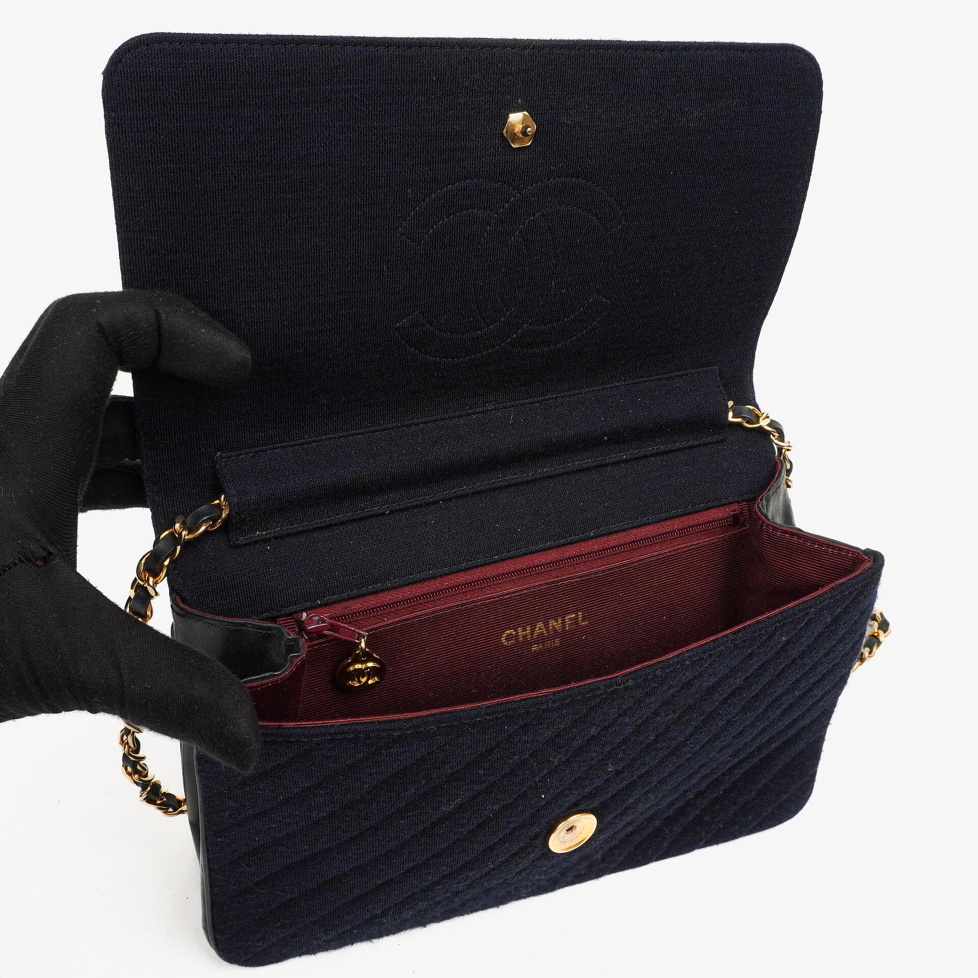 Chanel Mittlere Einzelklappen Tasche aus marineblauem diagonal gestepptem Jersey und Leder mit 24K vergoldeten Beschlägen