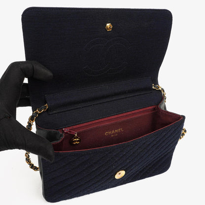 Chanel Mittlere Einzelklappen Tasche aus marineblauem diagonal gestepptem Jersey und Leder mit 24K vergoldeten Beschlägen