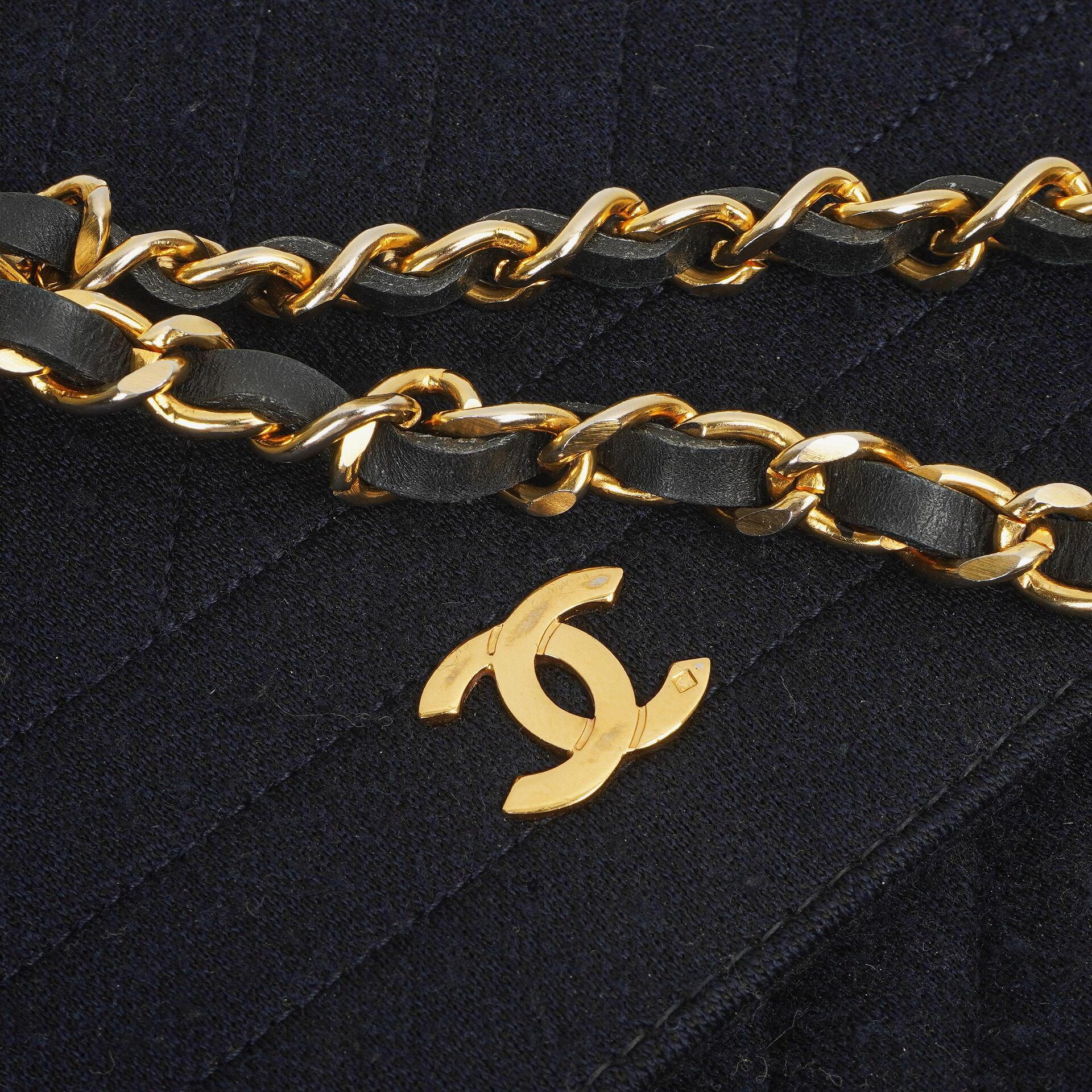 Chanel Mittlere Einzelklappen Tasche aus marineblauem diagonal gestepptem Jersey und Leder mit 24K vergoldeten Beschlägen