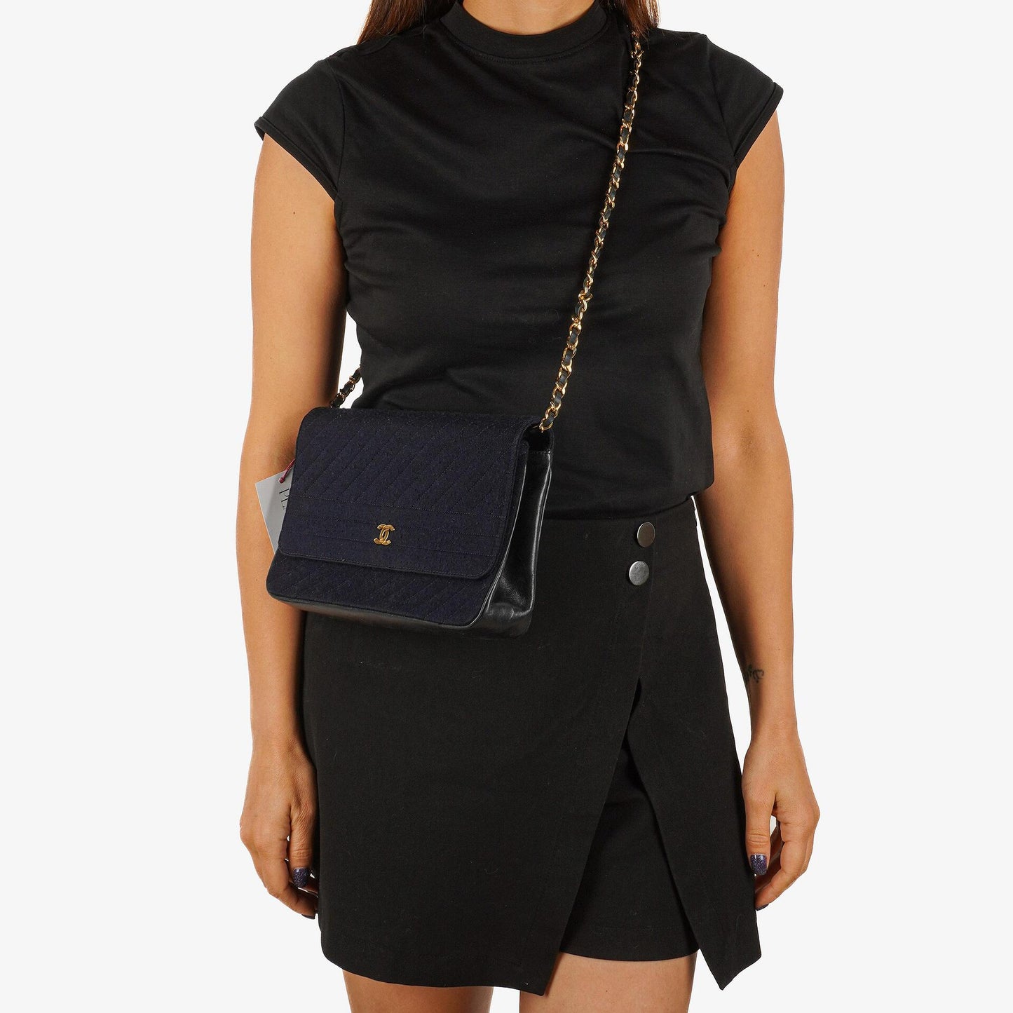 Chanel Mittlere Einzelklappen Tasche aus marineblauem diagonal gestepptem Jersey und Leder mit 24K vergoldeten Beschlägen