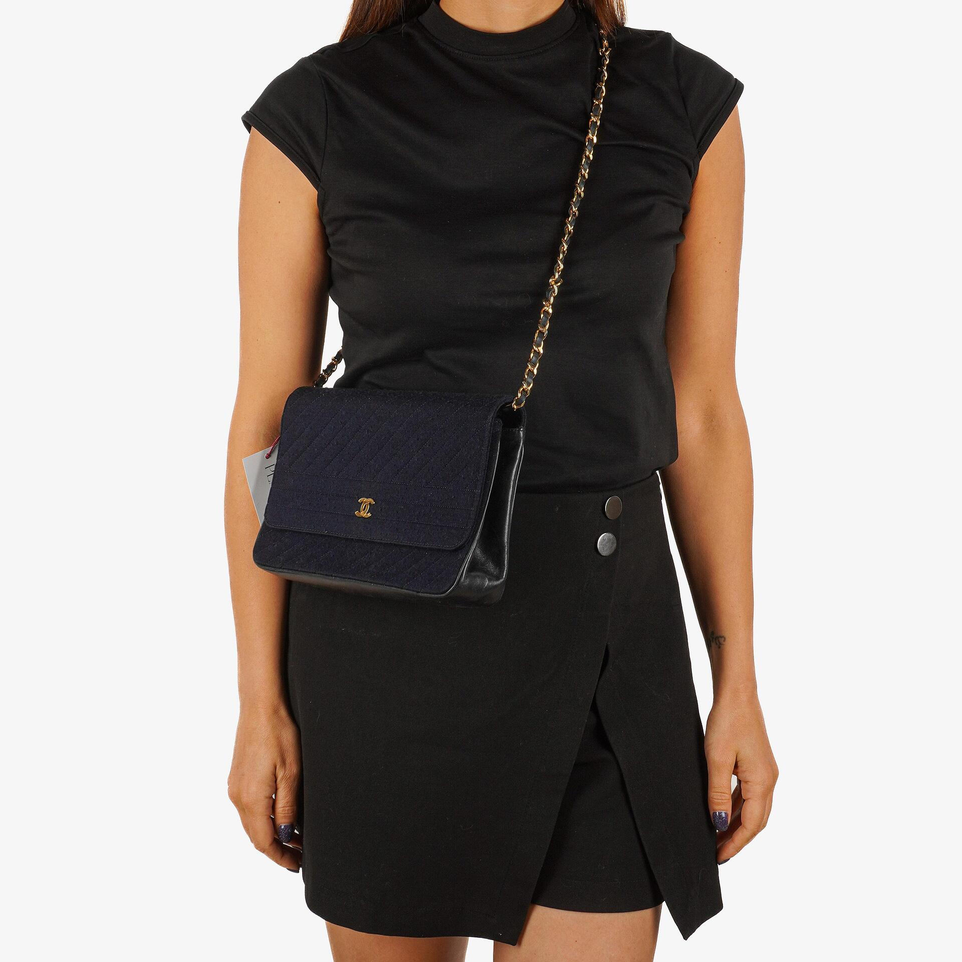 Chanel Mittlere Einzelklappen Tasche aus marineblauem diagonal gestepptem Jersey und Leder mit 24K vergoldeten Beschlägen