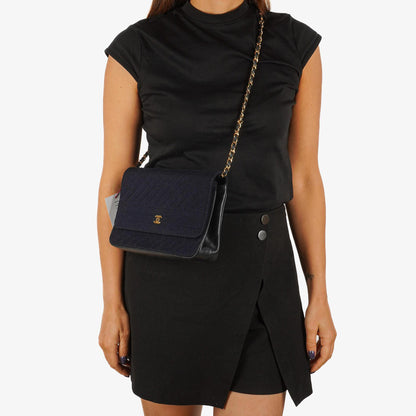 Chanel Mittlere Einzelklappen Tasche aus marineblauem diagonal gestepptem Jersey und Leder mit 24K vergoldeten Beschlägen