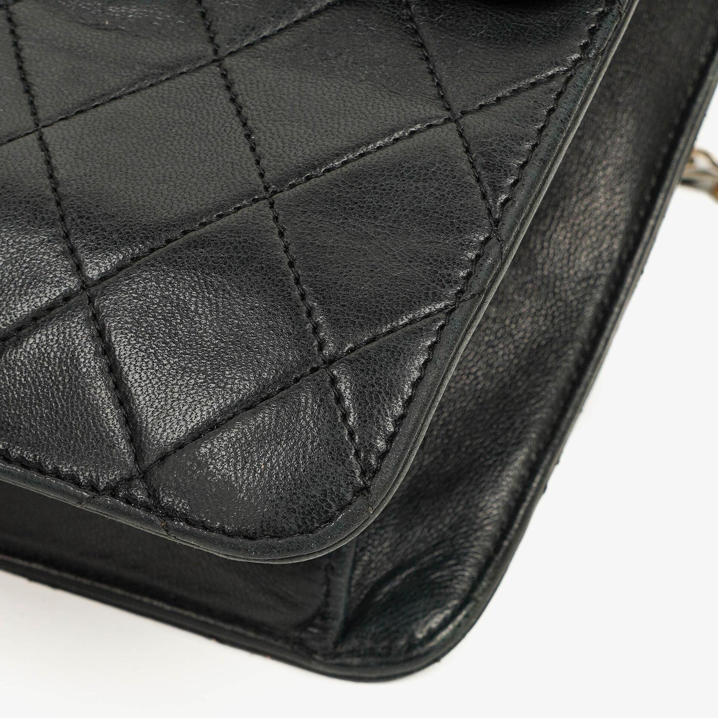 Chanel Medium Classic Single Flap Bag aus schwarzem gestepptem Lammleder mit 24K vergoldeter Hardware