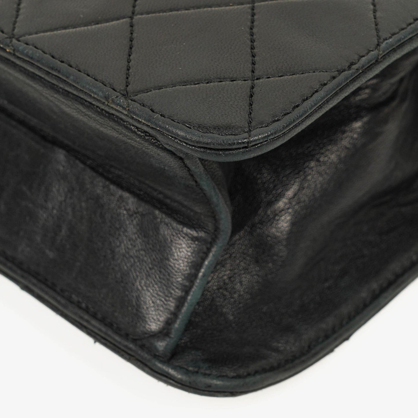 Chanel Medium Classic Single Flap Bag aus schwarzem gestepptem Lammleder mit 24K vergoldeter Hardware