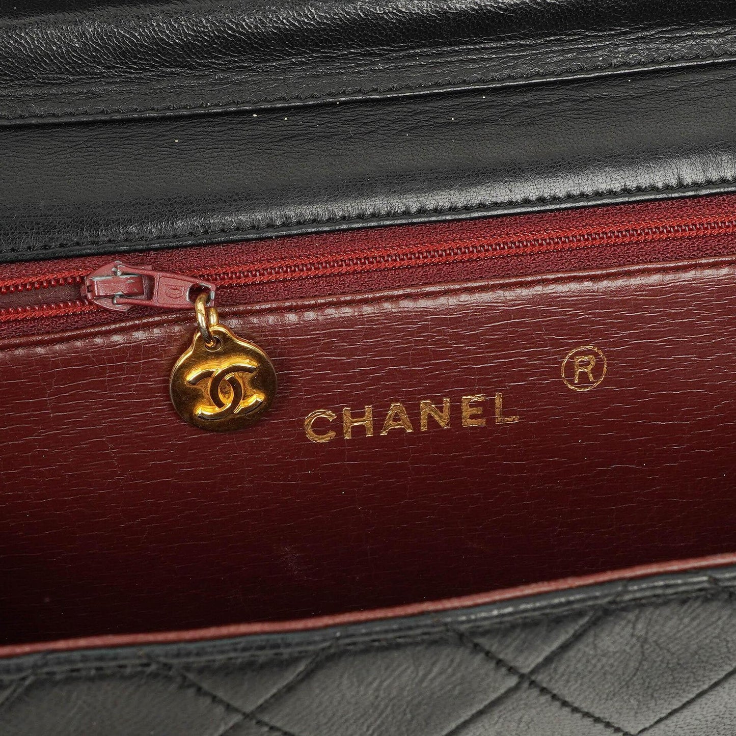 Chanel Medium Classic Single Flap Bag aus schwarzem gestepptem Lammleder mit 24K vergoldeter Hardware